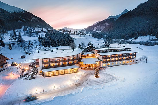 Defereggental Hotel & Resort ****s im Winter  Foto: Martin Lugger